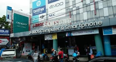 Etalase toko komputer dan perangkat teknologi di Kota Padang