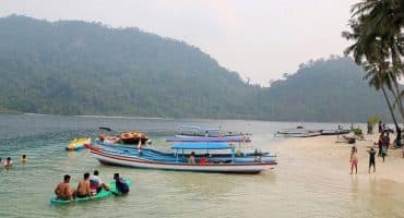 Suasana pantai berpasir putih di pesisir Kota Padang, Sumatera Barat